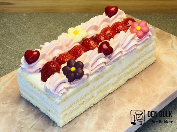 Aardbei-slagroomschnitte